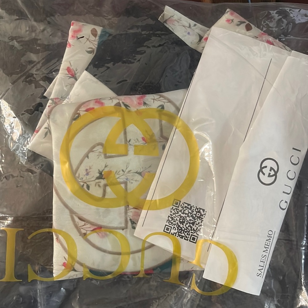 Gucci nwt scarf 🖤 beautiful Gucci scarf nwt !! Absolutely beautiful